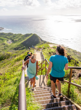 This image shows that Diamond Head is an extinct volcanic crater in Honolulu, famous for its scenic hike. The short trail leads to stunning panoramic views of Honolulu and the Pacific Ocean. It’s a popular spot for visitors to enjoy both natural beauty and a bit of exercise. The hike provides a glimpse of Hawaii’s geological history while rewarding hikers with a breathtaking view from the summit.