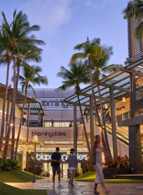 This image shows that Ala Moana Center is the world’s largest open-air shopping mall, located in Honolulu. It features a wide variety of shops, from high-end brands to local Hawaiian boutiques, offering something for every shopper. In addition to shopping, visitors can enjoy diverse food options and entertainment in a vibrant, bustling atmosphere. It’s a great place to explore, shop, eat, and experience local culture all in one place.