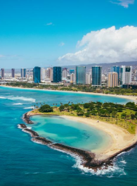 This image shows that Magic Island is a man-made peninsula located in Ala Moana Park, offering a calm and serene space perfect for a relaxing day. The park provides stunning views of the ocean, Waikiki, and Diamond Head, making it an ideal spot for picnics, leisurely walks, and sunset viewing. The peaceful atmosphere and beautiful surroundings make Magic Island a quiet retreat in the heart of Honolulu, popular among locals and visitors alike.