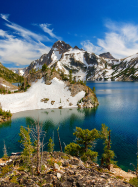 This image shows that the Sawtooth National Recreation Area offers breathtaking views of Idaho’s rugged wilderness, with towering peaks, crystal-clear lakes, and lush forests. The recreation area is a popular spot for hiking, fishing, and wildlife watching, offering a serene escape into nature. Visitors can enjoy scenic trails and a rich array of plant and animal life, making it an ideal spot for outdoor enthusiasts looking to experience the beauty and peace of the great outdoors.