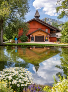 This image shows that the Sun Valley Opera House is an iconic venue for world-class performances, including opera, concerts, and theater. Set against the backdrop of Sun Valley’s picturesque mountains, the Opera House offers an intimate setting for live performances. With a history dating back to 1937, the venue remains a cultural hub in Sun Valley, attracting audiences from around the world. Whether it’s a classic opera or a modern concert, the Sun Valley Opera House delivers memorable entertainment experiences for all.