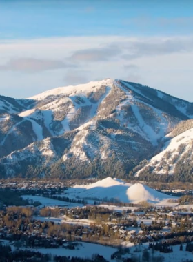 This image shows that the Bald Mountain Gondola offers stunning views of the surrounding Sun Valley area. Visitors can take a relaxing ride up the mountain to enjoy panoramic vistas of the valley below. The gondola provides access to skiing in winter and scenic hiking or sightseeing in the warmer months. Whether you’re looking for a thrilling ski experience or a peaceful ride through the mountains, the gondola is the perfect way to enjoy Sun Valley’s incredible natural beauty.