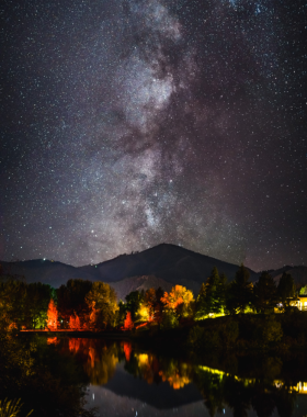 This image shows that the Central Idaho Dark Sky Reserve offers some of the clearest, most breathtaking views of the night sky in the United States. With minimal light pollution, this protected area allows stargazers to marvel at the Milky Way, planets, and constellations. It’s one of the best spots for stargazing in the world, attracting amateur astronomers and casual viewers alike. The peaceful, dark environment makes it an unforgettable experience for anyone looking to connect with the wonders of the universe.