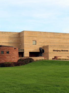 This image shows the impressive Eiteljorg Museum in Indianapolis, showcasing Native American and Western art. The museum’s stunning architecture stands out as it houses a rich collection of artifacts, paintings, and sculptures that highlight the history and culture of Native American tribes and the American West. The exhibits offer an educational journey, inviting visitors to learn about the diverse cultures of Native Americans and explore Western art that has shaped America’s identity over the years. It’s an essential stop for anyone interested in the country’s cultural history.