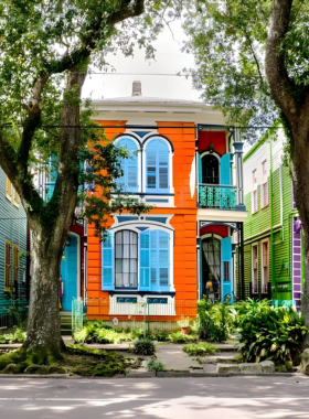 This image shows the lively streets of the French Quarter, New Orleans, filled with colorful buildings, historic architecture, and bustling crowds. The district, known as Vieux Carré, is the oldest neighborhood in New Orleans and has a rich mix of French, Spanish, and Creole influences. Visitors can enjoy street performers, quaint shops, and famous bars like the Carousel Bar while immersing themselves in the city’s vibrant culture.