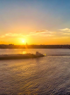 This image shows the beautiful sunset over the Mississippi River, with the sun casting a warm glow over the water and the skyline of New Orleans in the distance. Watching the sunset from the riverbank or on a riverboat cruise offers a serene and picturesque view of the city’s most iconic waterway, offering a peaceful break from the hustle and bustle.