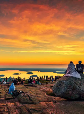 This image shows the stunning sunrise over Cadillac Mountain, the highest peak on the U.S. East Coast. Standing at 1,530 feet, it provides an incredible panoramic view of the surrounding landscape, making it a perfect spot to witness the first light of the day from October to March. It’s a peaceful and serene experience, ideal for early risers to enjoy breathtaking views of Bar Harbor.