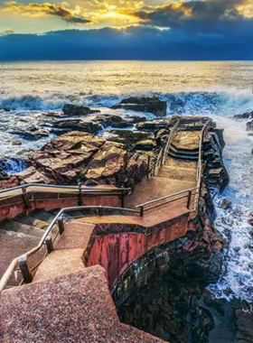 This image shows the dramatic scene at Thunder Hole, where ocean waves crash into a cave, creating a thunderous roar and massive splash. The image captures the power of the waves as they hit the rocks, creating a mesmerizing natural spectacle. Best experienced during high tide, Thunder Hole offers visitors a thrilling display of nature’s force, making it a must-see in Acadia National Park.