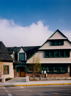 This image shows the exterior of the Abbe Museum in Bar Harbor, which is dedicated to preserving the culture and history of the Wabanaki people. Inside, visitors can explore interactive exhibits and traditional artifacts, learning about the rich cultural heritage of Maine’s Indigenous peoples. The museum provides a valuable educational experience, offering a deeper appreciation for the region’s Native history.