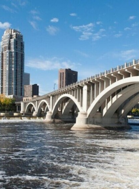 This image shows the Mill City Museum, located in the historic Washburn A Mill in Minneapolis. The museum showcases the city’s rich history in the flour milling industry, with exhibits that explore the technological advancements and the impact of milling on the city. Visitors can explore interactive displays and learn about the city’s transformation from a milling hub to a modern metropolis. The museum also offers stunning views of the Mississippi River from its observation deck.