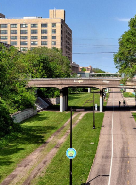 This image shows the Mississippi Riverfront in Minneapolis, a scenic area that offers a variety of outdoor activities, from walking and biking along the river to taking boat tours. The riverfront is rich in history, with old mills and industrial buildings being repurposed into modern spaces, including restaurants, shops, and parks. It’s a wonderful place to relax, enjoy the outdoors, and take in the natural beauty of the Mississippi River.