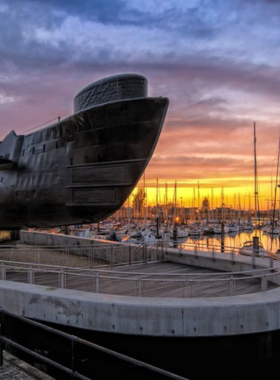 This image shows the Historic Dockyard in Portsmouth, with ships like the HMS Victory, showcasing the rich naval history of Britain. Visitors can explore historic ships and artifacts, immersing themselves in the world of British naval heritage. The museum offers an insight into life aboard these ships and how they played a role in maritime history. It’s a great place for history enthusiasts to learn about naval battles and the significance of these ships.