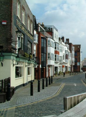 This image shows the charming streets of Old Portsmouth, where cobbled streets, historic buildings, and cozy pubs give visitors a feel of Portsmouth’s rich history. Old Portsmouth is one of the city’s oldest areas, with a rich maritime past. Visitors can enjoy a leisurely walk around this beautiful neighborhood, discovering hidden gems and exploring sites that date back centuries. It’s an area that provides a peaceful escape from the hustle and bustle of modern life, offering a quiet glimpse into Portsmouth’s past.