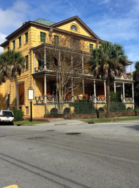 This image shows the Aiken-Rhett House in Charleston, a preserved antebellum mansion that offers a glimpse into the lives of the wealthy in the 19th century. The image captures the house’s grand architecture, surrounded by historic gardens and outbuildings. Visitors can explore the intact interiors, including the servant quarters, offering a unique and unaltered perspective of life during that era. The Aiken-Rhett House stands as one of Charleston’s finest examples of historic preservation, retaining its original features and charm.