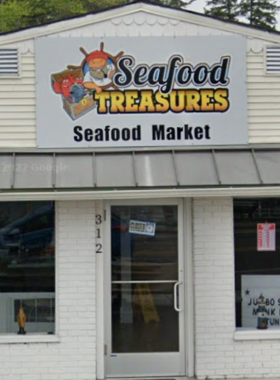 This image shows a delicious seafood feast in Gulf Shores, highlighting fresh shrimp, oysters, and grilled fish served at a local restaurant. The table is set with Southern-style dishes, with ocean views visible in the background. Diners are enjoying their meal, adding to the vibrant, laid-back atmosphere of Gulf Shores' culinary scene. The image emphasizes the quality and variety of seafood, offering a taste of the Gulf Coast’s freshest catches.